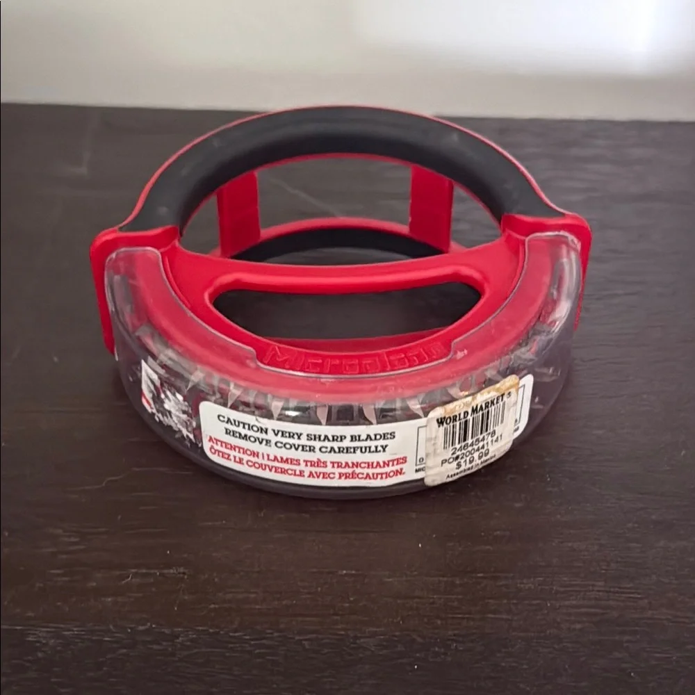 New World Market Round Circular Meat Tenderizer Rolling Blade NWT